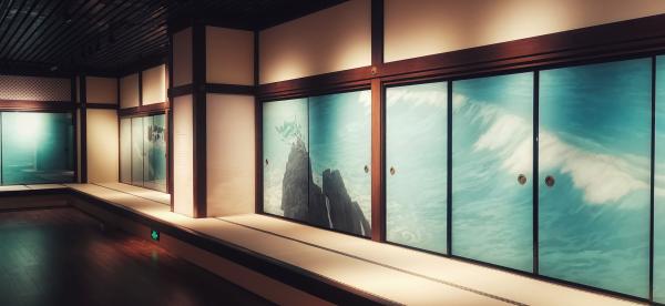 2020年上海博物館推出的“滄海之虹：唐招提寺鑒真文物與東山魁夷隔扇畫展”展出的東山魁夷隔扇巨作《濤聲》
